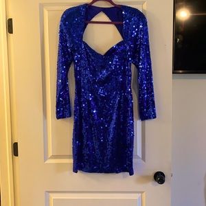 Very nice mini sequins Dress with back out and it zips up